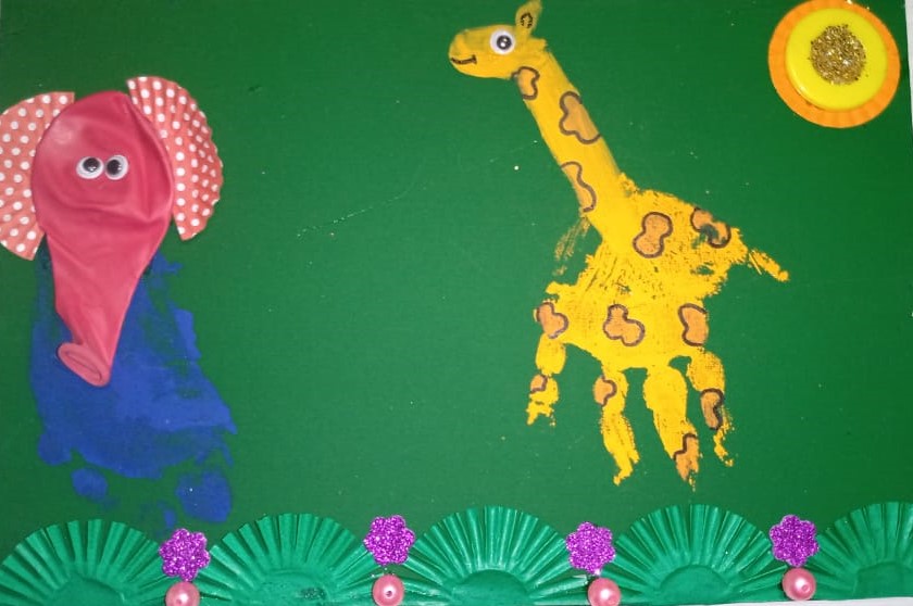 LUIZ MIGUEL SOARES ROCHA - O ELEFANTE E A GIRAFA COMPARTILHAM DE MOMENTOS NO JARDIM.